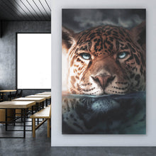 Lade das Bild in den Galerie-Viewer, Leinwandbild Leopard unter Wasser Hochformat
