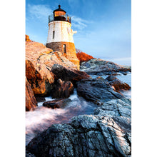 Lade das Bild in den Galerie-Viewer, Spannrahmenbild Leuchtturm zwischen Felsen Hochformat