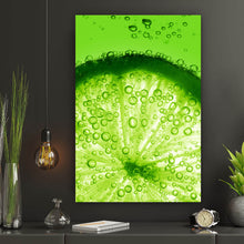 Lade das Bild in den Galerie-Viewer, Leinwandbild Limettenscheibe in Wasserblasen Hochformat
