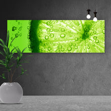 Lade das Bild in den Galerie-Viewer, Poster Limettenscheibe in Wasserblasen Panorama