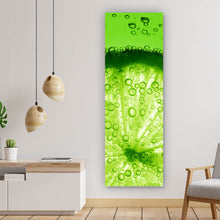 Lade das Bild in den Galerie-Viewer, Poster Limettenscheibe in Wasserblasen Panorama Hoch