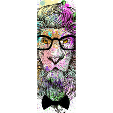 Lade das Bild in den Galerie-Viewer, Leinwandbild Löwe mit Brille Aquarell Panorama Hoch