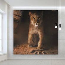 Lade das Bild in den Galerie-Viewer, Poster Löwe mit Pfotenabdruck Quadrat