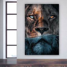 Lade das Bild in den Galerie-Viewer, Poster Löwe unter Wasser Hochformat