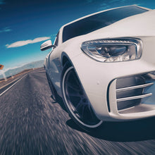 Lade das Bild in den Galerie-Viewer, Leinwandbild Luxuswagen gibt Gas Quadrat