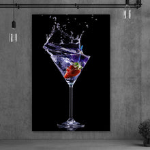 Lade das Bild in den Galerie-Viewer, Leinwandbild Martini Glas auf schwarzem Hintergrund Hochformat