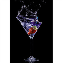 Lade das Bild in den Galerie-Viewer, Leinwandbild Martini Glas auf schwarzem Hintergrund Hochformat