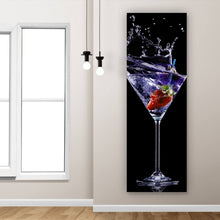 Lade das Bild in den Galerie-Viewer, Leinwandbild Martini Glas auf schwarzem Hintergrund Panorama Hoch