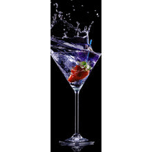 Lade das Bild in den Galerie-Viewer, Spannrahmenbild Martini Glas auf schwarzem Hintergrund Panorama Hoch