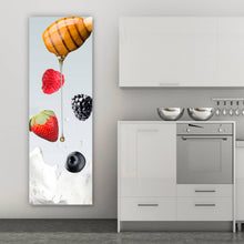 Lade das Bild in den Galerie-Viewer, Leinwandbild Milchspritzer mit Beeren und Honig Panorama Hoch