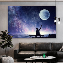 Lade das Bild in den Galerie-Viewer, Poster Mond zum greifen nah Querformat