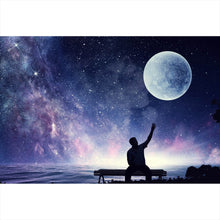 Lade das Bild in den Galerie-Viewer, Poster Mond zum greifen nah Querformat