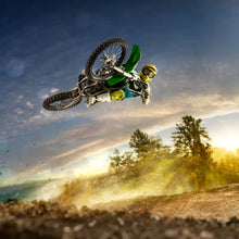 Lade das Bild in den Galerie-Viewer, Leinwandbild Motocross im Flug Quadrat