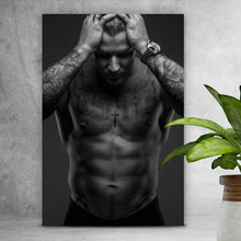 Lade das Bild in den Galerie-Viewer, Aluminiumbild Muskulöser tätowierter Mann Hochformat