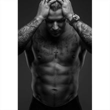 Lade das Bild in den Galerie-Viewer, Aluminiumbild Muskulöser tätowierter Mann Hochformat
