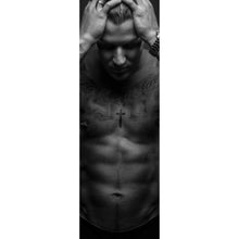 Lade das Bild in den Galerie-Viewer, Acrylglasbild Muskulöser tätowierter Mann Panorama Hoch