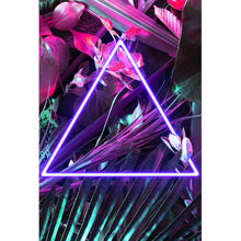 Lade das Bild in den Galerie-Viewer, Aluminiumbild Neon Dreieck im Dschungel Hochformat