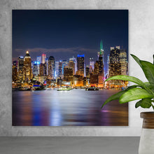 Lade das Bild in den Galerie-Viewer, Poster New York Skyline bei Nacht Quadrat