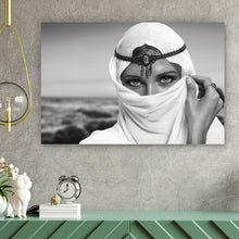 Lade das Bild in den Galerie-Viewer, Leinwandbild Orientalische Schönheit Querformat
