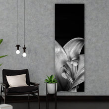 Lade das Bild in den Galerie-Viewer, Aluminiumbild gebürstet Osterlilie Schwarz Weiß Panorama Hoch