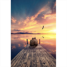 Lade das Bild in den Galerie-Viewer, Poster Paar auf Holzsteg bei Sonnenuntergang Hochformat