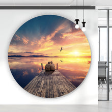 Lade das Bild in den Galerie-Viewer, Aluminiumbild Paar auf Holzsteg bei Sonnenuntergang Kreis