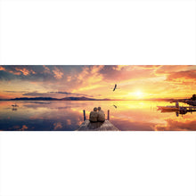 Lade das Bild in den Galerie-Viewer, Poster Paar auf Holzsteg bei Sonnenuntergang Panorama