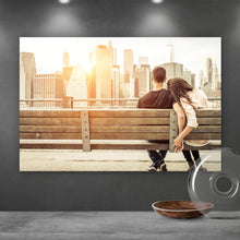 Lade das Bild in den Galerie-Viewer, Aluminiumbild gebürstet Paar Händchen haltend auf einer Bank Querformat