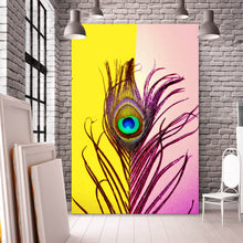 Lade das Bild in den Galerie-Viewer, Poster Pfauenfeder auf buntem Hintergrund Hochformat