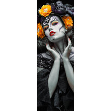 Lade das Bild in den Galerie-Viewer, Aluminiumbild gebürstet La Catrina mit orangenen Blumen Panorama Hoch