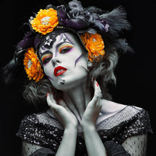 Lade das Bild in den Galerie-Viewer, Leinwandbild La Catrina mit orangenen Blumen Quadrat