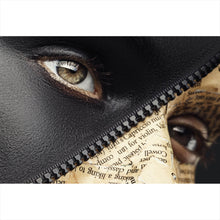 Lade das Bild in den Galerie-Viewer, Aluminiumbild Portrait mit Zeitungs Make-up Querformat