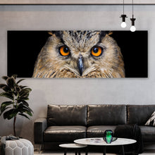 Lade das Bild in den Galerie-Viewer, Poster Uhu Portrait auf Schwarz Panorama