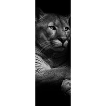 Lade das Bild in den Galerie-Viewer, Poster Puma auf Schwarz Panorama Hoch