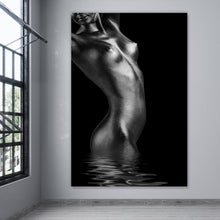 Lade das Bild in den Galerie-Viewer, Aluminiumbild gebürstet Reizvolle Frau mit glänzender Haut Hochformat