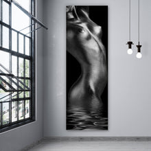 Lade das Bild in den Galerie-Viewer, Poster Reizvolle Frau mit glänzender Haut Panorama Hoch