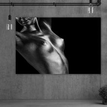 Lade das Bild in den Galerie-Viewer, Poster Reizvolle Frau mit glänzender Haut Querformat