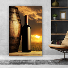 Lade das Bild in den Galerie-Viewer, Aluminiumbild Rotweinflasche bei Sonnenuntergang Hochformat