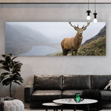Lade das Bild in den Galerie-Viewer, Leinwandbild Rotwildhirsch im Gebirge Panorama