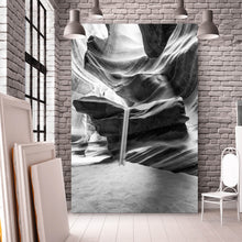 Lade das Bild in den Galerie-Viewer, Poster Sandstrahl fällt von Felsen Hochformat