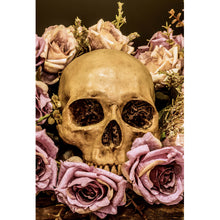 Lade das Bild in den Galerie-Viewer, Poster Schädel auf Rosen Hochformat