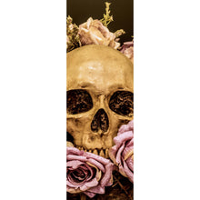 Lade das Bild in den Galerie-Viewer, Poster Schädel auf Rosen Panorama Hoch