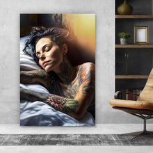 Lade das Bild in den Galerie-Viewer, Poster Schlafende Tattoo Frau Hochformat