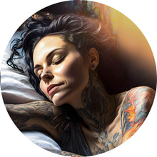 Lade das Bild in den Galerie-Viewer, Aluminiumbild gebürstet Schlafende Tattoo Frau Kreis