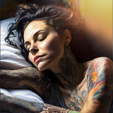 Lade das Bild in den Galerie-Viewer, Aluminiumbild gebürstet Schlafende Tattoo Frau Quadrat