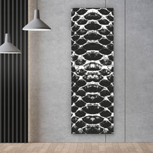 Lade das Bild in den Galerie-Viewer, Poster Schlangenhaut Muster Schwarz Weiß Panorama Hoch