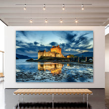 Lade das Bild in den Galerie-Viewer, Leinwandbild Schottisches Schloss bei Nacht Querformat