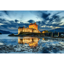Lade das Bild in den Galerie-Viewer, Leinwandbild Schottisches Schloss bei Nacht Querformat
