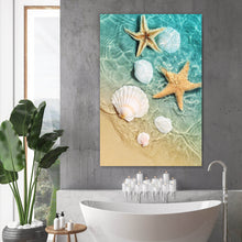 Lade das Bild in den Galerie-Viewer, Poster Seesterne und Muscheln am Strand Hochformat