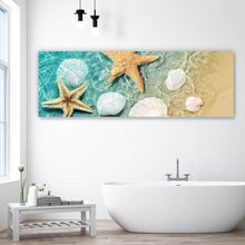 Lade das Bild in den Galerie-Viewer, Poster Seesterne und Muscheln am Strand Panorama
